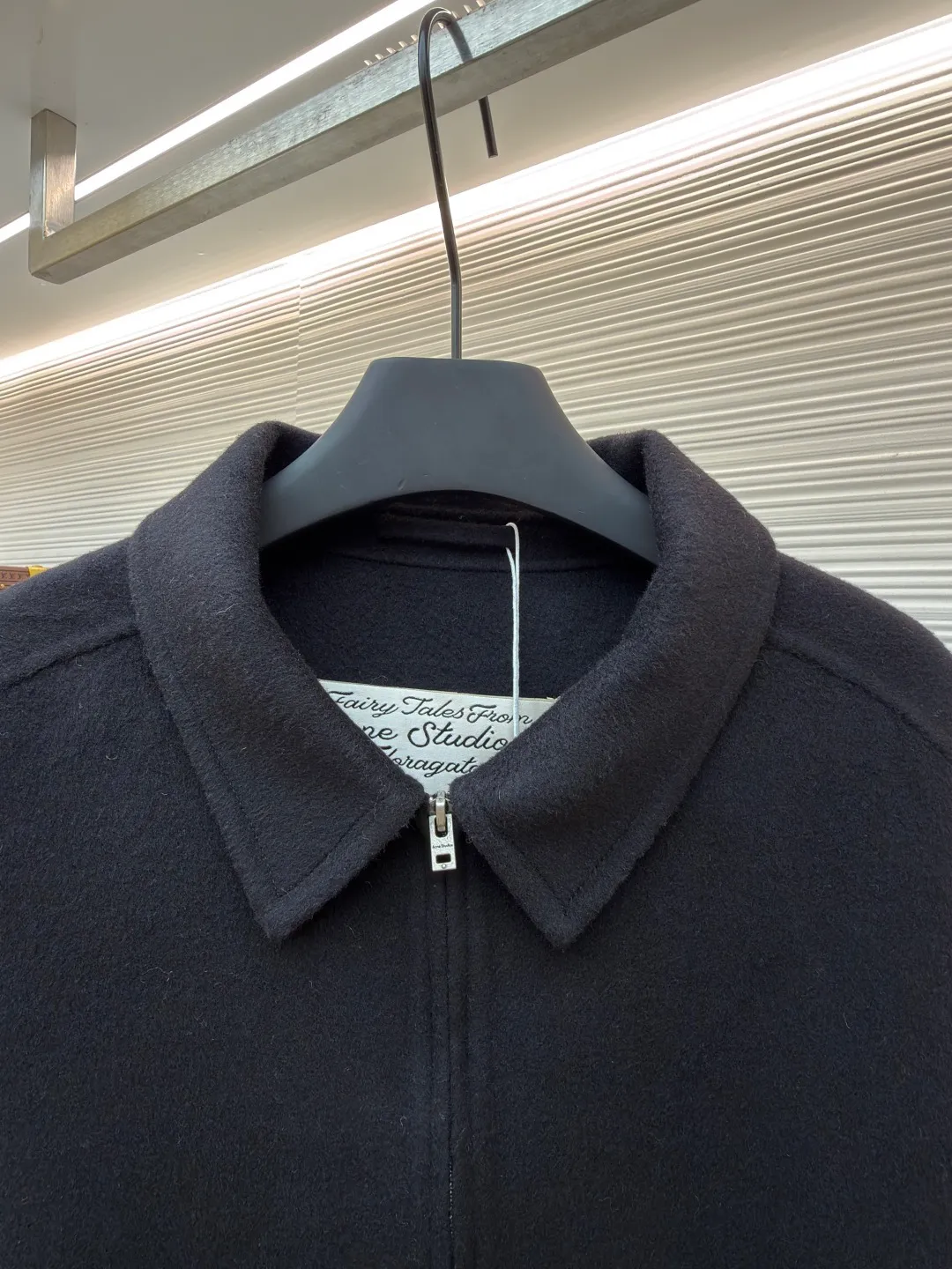 Acne Studios lapel zipper off-shoulder long-sleeved wool jacket ●Original version: Purchased and developed at 7499 ●Item number: 1681820-C85 ●Fabric: wool fabric ●Technology: Made on positioning cutting machine ●Color: black ●Version: fitted version ●Weight: about 1215 grams ●Size: 46-48-50 ●Description: Made of high-density wool blended fabric, treated with double-sided worsted spinning process, it feels soft and waxy and has good drape. The body adopts a hidden zipper + lapel design, with a neat neckline; the pockets on both sides have a welt structure and are decorated with buttons of the same color, with exquisite details. The overall shape is slightly loose, the hem is naturally curved, and the edges are reinforced with overlocking technology, which not only retains the soft texture of the fabric, but also improves the durability, and combines simple style with advanced craftsmanship. The overall wiring is straight and delicate, the fabric is comfortable and soft, and the color is consistent without color difference. It can be matched with the same style to create a fashionable look and control various occasions. Customized accessories, complete with three standards, same style for men and women!